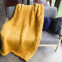 Load image into Gallery viewer, Livingandhome Handwoven Chunky Knit Throw Blanket for Home Decor