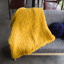 Load image into Gallery viewer, Livingandhome Handwoven Chunky Knit Throw Blanket for Home Decor